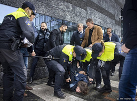 Demonstrant opgepakt en afgevoerd bij bezoek Macron aan UvA