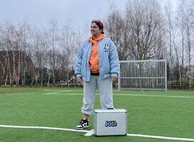 Presentatrice Numidia geeft tieners de hele huishoudpot in 'Teenage Boss' Presentatrice Numidia geeft tieners de hele huishoudpot in 'Teenage Boss'
