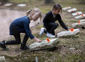 Op Nationaal Ereveld Loenen spreekt minister Ollongren op 4 mei 