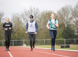 Björn loopt geblinddoekt 163 km hard voor blinde kinderen Björn loopt geblinddoekt 163 km hard voor blinde kinderen
