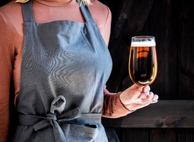 Normal_brewer-in-apron-holds-glass-of-beer-2022-01-07-19-49-04-utc__1_