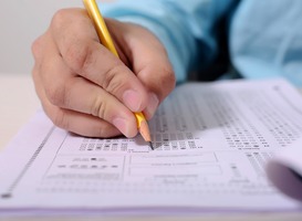 Schriftelijke eindexamens dit jaar gestart zonder coronaversoepelingen Schriftelijke eindexamens dit jaar gestart zonder coronaversoepelingen