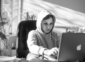 Zieke leerlingen met de klas verbinden met de hulp van digitale middelen Zieke leerlingen met de klas verbinden met de hulp van digitale middelen