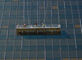 Glazenwassers zaten vast op 30 meter hoogte bij TU Eindhoven Glazenwassers zaten vast op 30 meter hoogte bij TU Eindhoven
