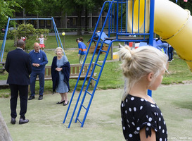 Tijdens Buitenspeeldag spelen burgemeesters en kinderen samen buiten