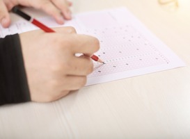 Leraar verbetert antwoorden van leerlingen in economie examen Leraar verbetert antwoorden van leerlingen in economie examen