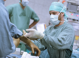 Amsterdam UMC en Bergman Clinics gaan operatieassistenten opleiden 