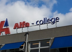 Docent Alfa-college deelt antwoorden van het examen met leerlingen 