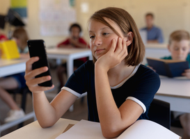 Ouders willen telefoons weren uit het klaslokaal 