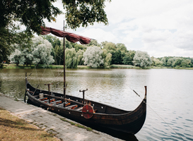 Replica vikingschip te water gelaten in Sneek door studenten ROC Friese Poort