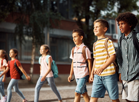 Scholen gaan weer beginnen, houd rekening met kinderen in het verkeer 