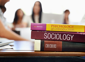 Studieboeken dit jaar voor alle leerlingen op tijd geleverd Studieboeken dit jaar voor alle leerlingen op tijd geleverd