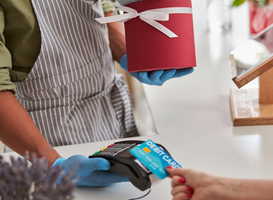Kinderen hebben bijna geen cash geld meer op zak, betalingen vaak met pinpas Kinderen hebben bijna geen cash geld meer op zak, betalingen vaak met pinpas
