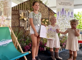 Kinderboek over vaste planten uitgereikt aan kinderburgemeester Alphen a/d Rijn Kinderboek over vaste planten uitgereikt aan kinderburgemeester Alphen a/d Rijn