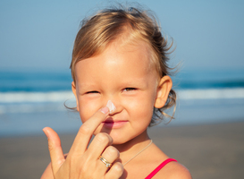 Normal_mom-puts-sunscreen-on-her-daughter-s-face-2022-05-31-22-08-26-utc