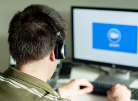 Radboud Universiteit stopt met videoconferentiesoftware Zoom Radboud Universiteit stopt met videoconferentiesoftware Zoom