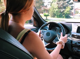 Normal_young-teenage-girl-taking-her-first-driving-lesson-2022-11-14-06-05-06-utc