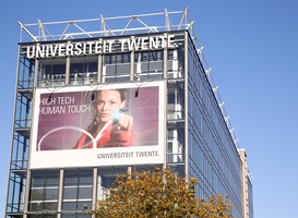 Erepenning voor Heleen Miedema tijdens afscheid Universiteit Twente 