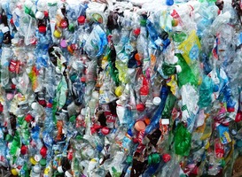 Chemiestudent Tycho werkt bij Veridis aan opschaling plasticrecycling