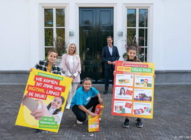 Kinderen gaan voor de 75e keer langs de deuren om kinderpostzegels te verkopen