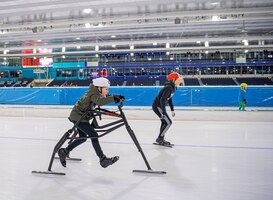 Dankzij schaatsframe kunnen gehandicapte kinderen leren schaatsen