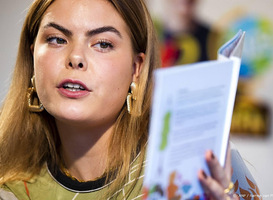 Eloise van Oranje presenteert haar eigen kinderboek 'Kleren genoeg'
