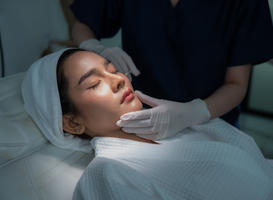 Zakenvrouw Arezoo viert succes Beauty College met diploma-gala vol glamour Zakenvrouw Arezoo viert succes Beauty College met diploma-gala vol glamour
