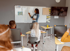 Middelbare scholieren stonden voor de klas van basisschool in Terborg Middelbare scholieren stonden voor de klas van basisschool in Terborg