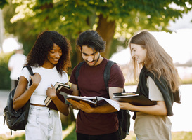 Waarom afgestudeerde internationale studenten hier blijven of vertrekken