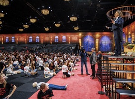 André Rieu vraagt samen met Limburgse scholieren aandacht voor reanimatie André Rieu vraagt samen met Limburgse scholieren aandacht voor reanimatie