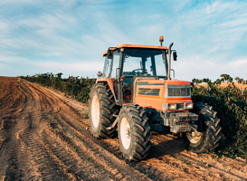 Brugklassers uit Gulpen leren de gevaren van tractors tijdens verkeersles