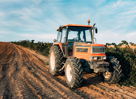 Brugklassers uit Gulpen leren de gevaren van tractors tijdens verkeersles Brugklassers uit Gulpen leren de gevaren van tractors tijdens verkeersles