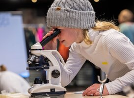 Kinderen ontdekken het oog tijdens de CORPUS Kids Academy 