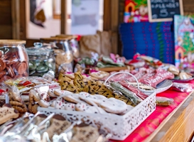 Storm Pia verpest kerstmarkt van Dorpsschool: 'In 30 seconden alles weg' Storm Pia verpest kerstmarkt van Dorpsschool: 'In 30 seconden alles weg'