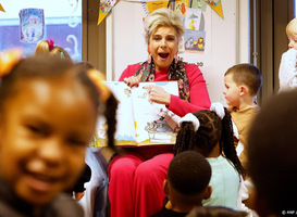 Laurentien leest voor op kinderdagverblijf tijdens het Voorleesontbijt Laurentien leest voor op kinderdagverblijf tijdens het Voorleesontbijt