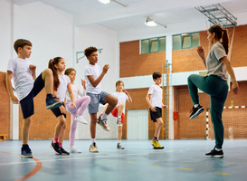 Basisschoolkinderen voor gymlesactie in gemeentehuis Arnhem