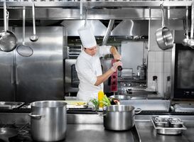 Sterrenchef Bril reageert voor het eerst op levensgevaarlijke aanrijding stagiair Sterrenchef Bril reageert voor het eerst op levensgevaarlijke aanrijding stagiair
