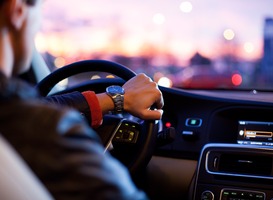 Normal_man_in_auto__verkeer__rijden