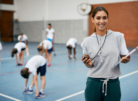 Gymleraren lopen risico op gehoorschade omdat het geluid in de gymzaal te hard is Gymleraren lopen risico op gehoorschade omdat het geluid in de gymzaal te hard is