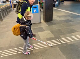 Blinde en slechtziende kinderen maken ervaringsreis met de trein 