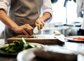 Leerlingen speciaal onderwijs leren koken van een échte sterrenkok 