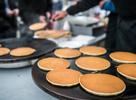 Leerlingen speciaal onderwijs bakken pannenkoeken voor het woonzorgcentrum Leerlingen speciaal onderwijs bakken pannenkoeken voor het woonzorgcentrum