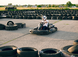 Scholieren racen met zelfgemaakte karts over Kartbaan in Lelystad 