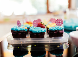 Vmbo-leerlingen uit Tilburg ontvangen cupcakes voor start eindexamens 