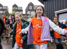 Steeds minder kinderen spelen buiten, Jantje Beton slaat alarm Steeds minder kinderen spelen buiten, Jantje Beton slaat alarm