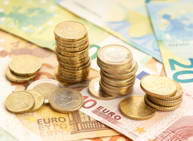 Normal_euro-coins-and-bank-notes-2022-12-16-11-12-51-utc