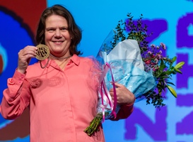 Titel Kinderboekenambassadeur van Nederland is voor Rian Visser Titel Kinderboekenambassadeur van Nederland is voor Rian Visser