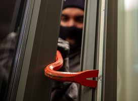 Normal_thief-in-balaclava-holding-a-crowbar-to-break-a-gl-2023-11-27-05-32-48-utc