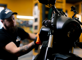 Studenten Tweewielertechniek Deltion College aan de slag met elektrische Harley