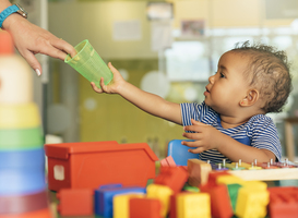 Kinderopvangtoeslag in 2025 omhoog voor gezinnen met een middeninkomen